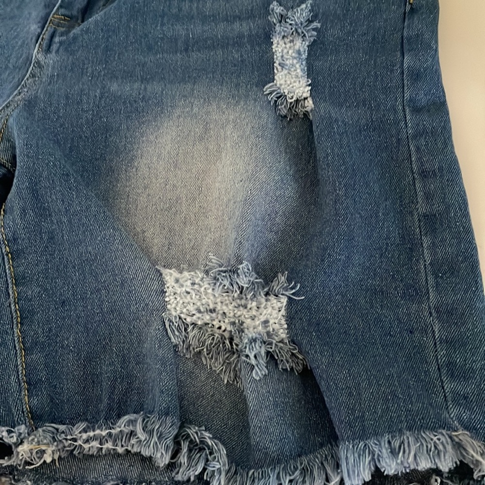 Jeans Woman’s Cutely Distressed Shorts Sz XL - Picture 7 of 8